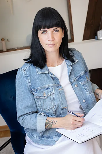 Bettina Schwung in ihrer Praxis